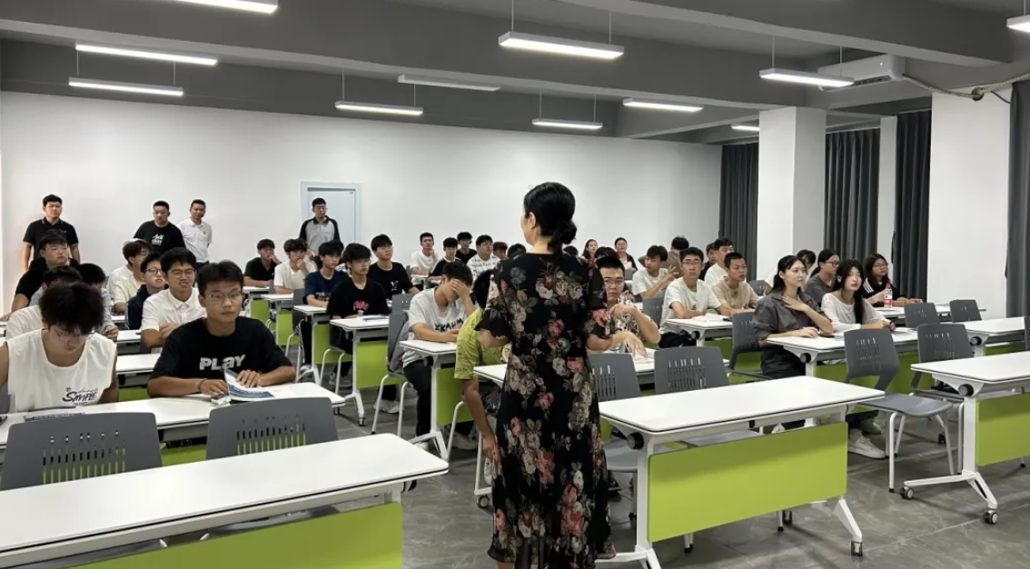 新学期 开启教学新征程：开云在线登录app入口开展开学第一天教学工作大巡查