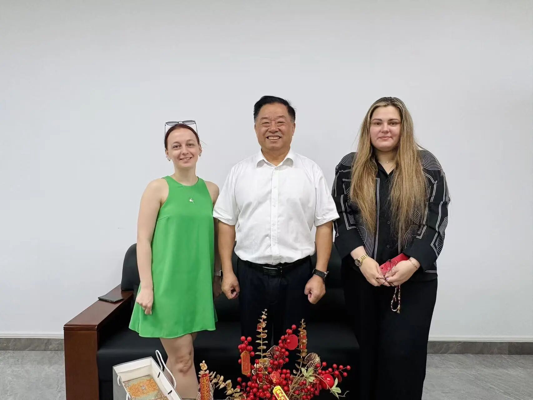 以舞为桥，融通中外｜俄罗斯鄂木斯克国立大学舞蹈专家莅临开云在线登录app入口开展国际交流活动