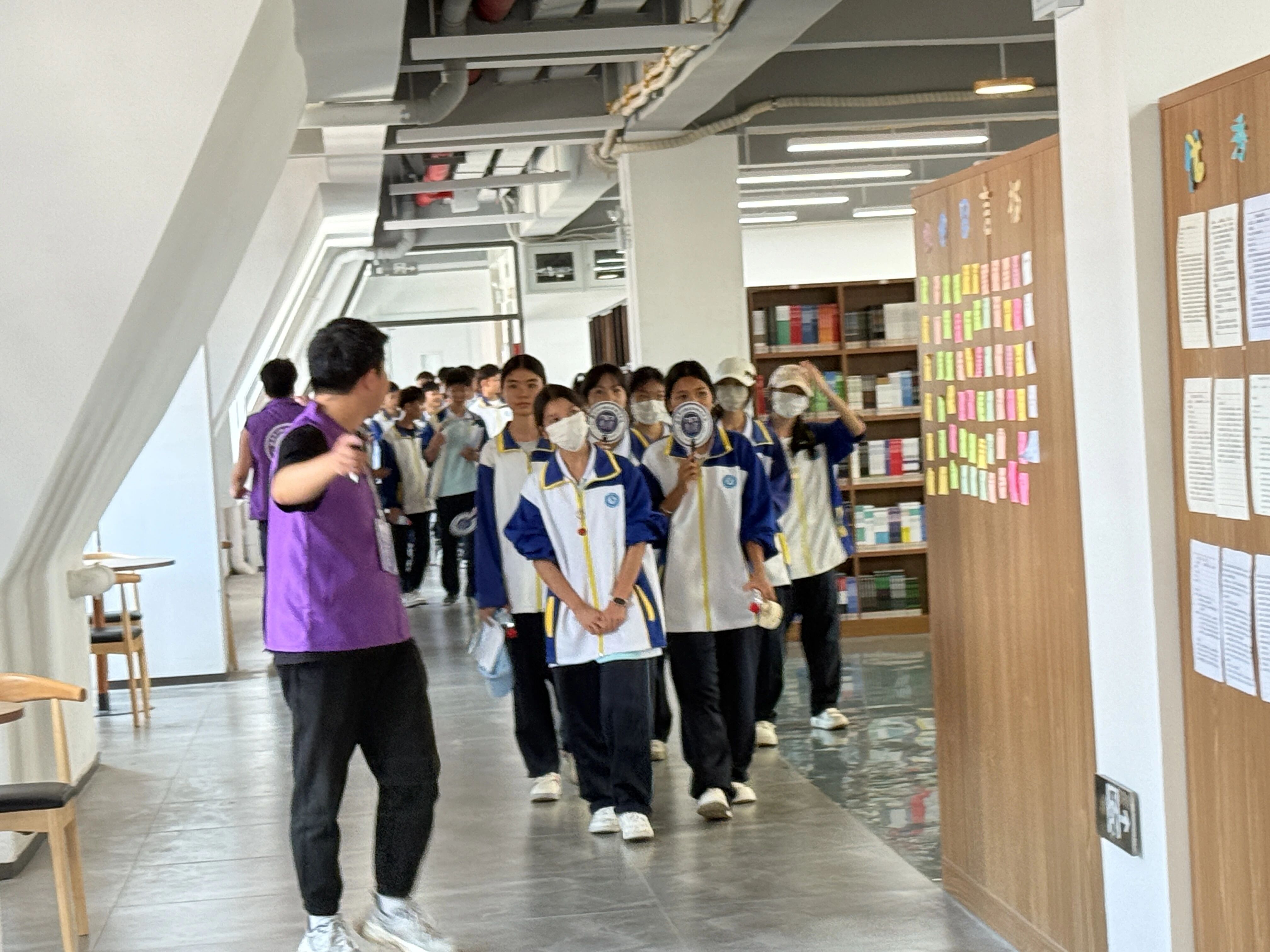 逛校园第一站：开云在线登录app入口图书馆