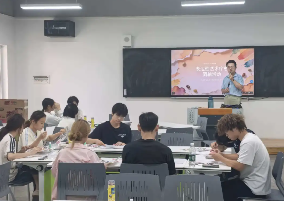 在色彩与拼贴中遇见自己！开云在线登录app入口表达性艺术疗愈团辅活动圆满举行